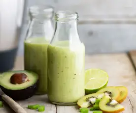 Smoothie kiwi, avocat, citron vert, céleri branche