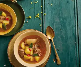 Caldo de borrego com hortelã