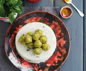 Almôndegas de frango com molho de caril e arroz de agrião