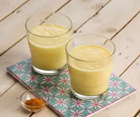 Lassi de mango y cúrcuma - India