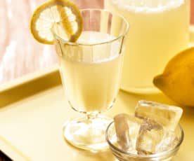 Zitronenlimonade mit Crushed Ice