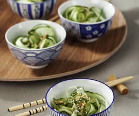 Ensalada japonesa de pepino con aliño aromático de hierbas