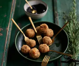 Croquetes de polvo com maionese de tinta de choco