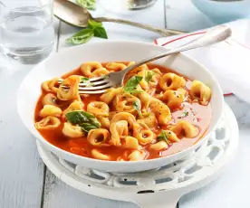 Tortellini au bouillon, tomate et basilic