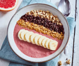 Smoothie bowl aux cerises et grué de cacao