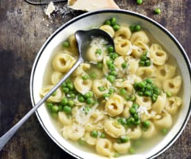 Tortellini au fromage, bouillon aux petits pois