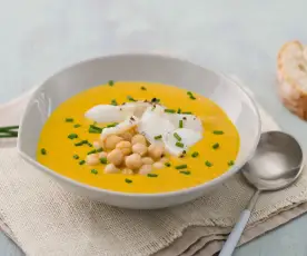 Crema de garbanzos con lascas de bacalao