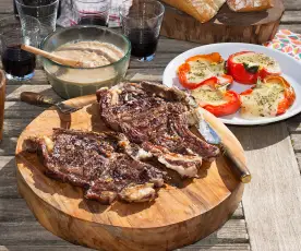 Chuletón a la brasa con salsa de oporto y pimientos con provoleta