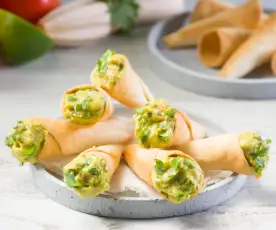 Cucuruchos de guacamole y queso cremoso