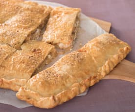 Empanada de langostinos, queso crema y cebolla confitada