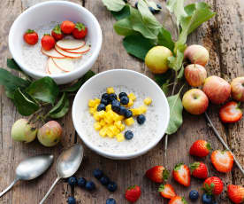 Copos de avena con bebida de cáñamo y fruta