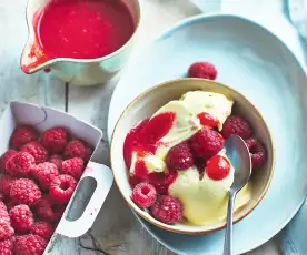 Glace à la verveine et coulis de framboises