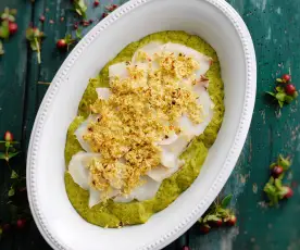 Bacalhau em lascas com crosta de coco e puré de verdes