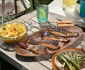 Salmón a la brasa con patatas, espárragos verdes y vinagreta de pimientos