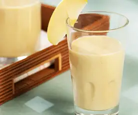 Smoothie de manzana, plátano, piña y canela