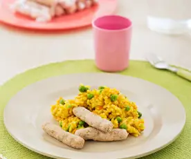 Arroz con champiñones, guisantes y salchichas de pollo