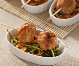 Albóndigas de pollo y calabacín sobre juliana de verduras