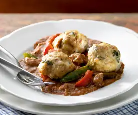 Goulash de carne com bolinhos de pão