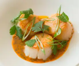 Coquilles Saint-Jacques poêlées avec sauce carotte, gingembre et noix de coco (Hestan Cue™)