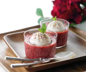 Sopa fria de morango com gelado de baunilha