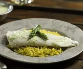 Filetes com espargos e arroz de açafrão