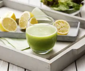 Succo alla pera, cetrioli e insalata verde