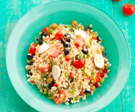 Salada de trigo com pimentos e azeitonas