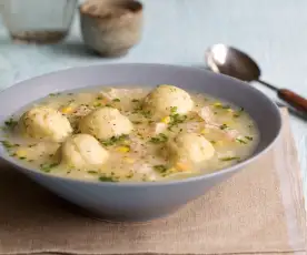 Sopa de maíz y pollo con ñoquis de hierbas