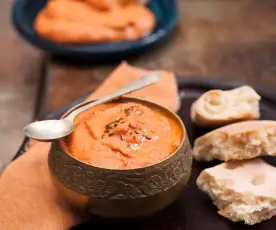 Pasta z pieczonej papryki i orzechów włoskich (Muhammara)