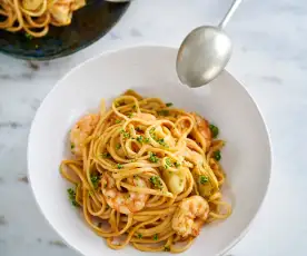 Linguine com camarão e alcachofra