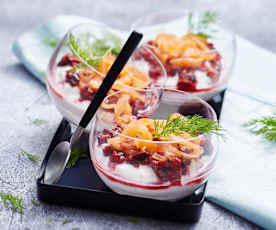 Verrine aux chèvre frais, noix, saumon fumé et cerises