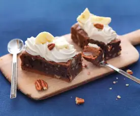 Crème à la banane sur brownie au chocolat