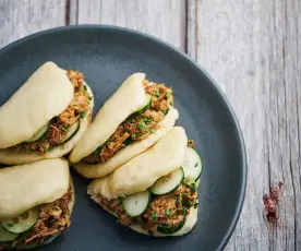 Pãezinhos a vapor com barriga de porco no forno