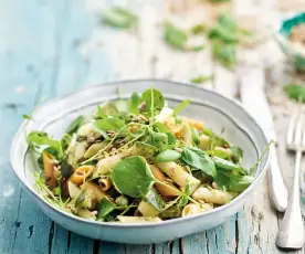 Salada de massa com grão e curgete