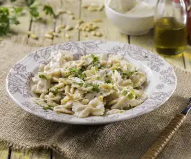 Farfalle risottate in salsa di tonno, ricotta e pinoli