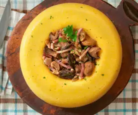 Anello di polenta con sugo ai funghi e speck