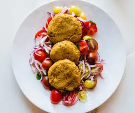 Falafel de cenoura  e sementes de girassol com salada de tomate e hortelã