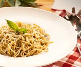 Espaguetis al pesto con aroma de cítricos