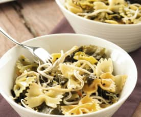 Ensalada de pasta con algas wakame y gulas