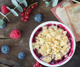 Crumble navideño de frutos rojos y manzana