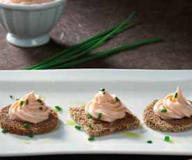 Mousse di salmone su tartine di segale