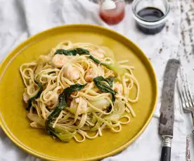 Linguine com camarão e couve