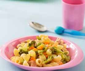 Pasta con verduras y atún