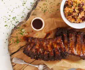 Piano com molho barbecue e arroz de feijão