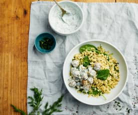 Almôndegas de frango com orzo e molho de iogurte