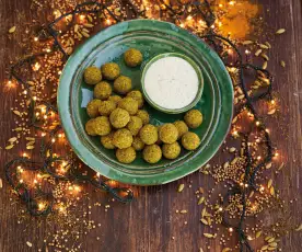 Falafel verde com molho de requeijão