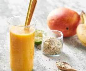 Smoothie banane, mangue, citron vert et graines de chanvre