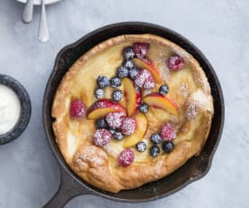 Pieczony naleśnik z owocami i jogurtem (Dutch Baby)