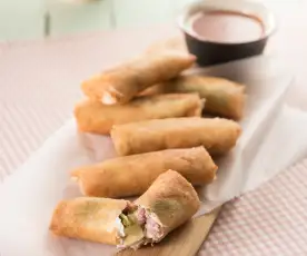 Rollitos de jamón y lechuga con salsa agridulce