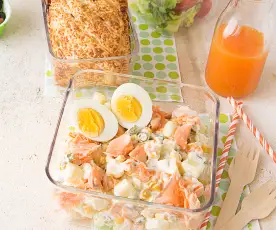 Ensaladilla de salmón, huevo duro y hojaldre de pera con chocolate